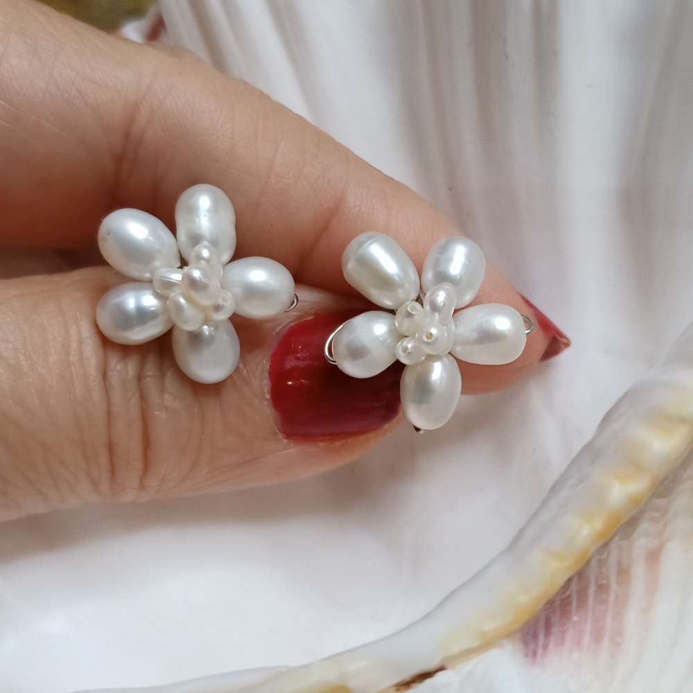Freshwater pearl flower stud earrings